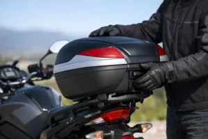 Kako namestiti motoristični kovček pravilno